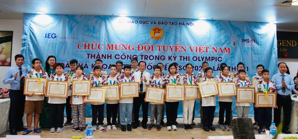 Lãnh đạo Sở GD&ĐT Hà Nội chúc mừng đoàn học sinh Việt Nam đạt thành tích cao tại kỳ thi IMSO 2024.