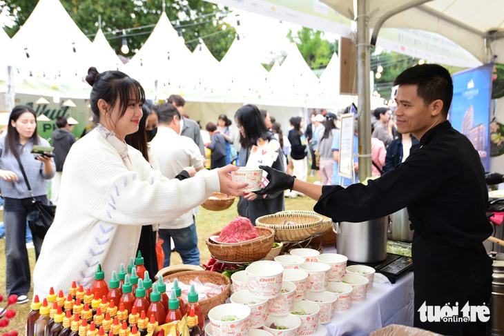 Khách đến Vietnam Phở Festival tại Seoul tăng vọt, các gian hàng gấp rút bổ sung nguyên liệu - Ảnh 2.