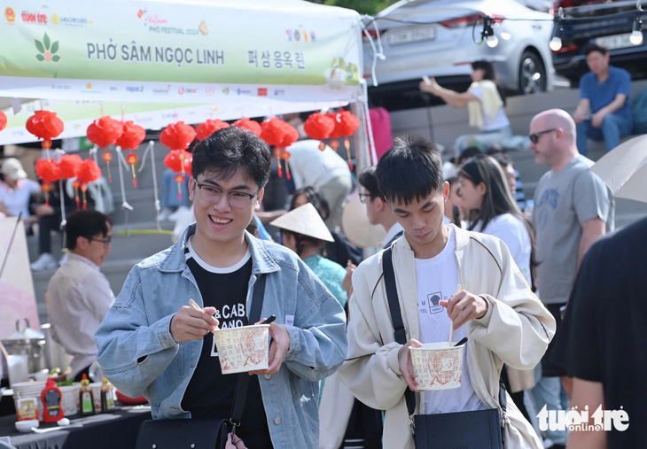 Khách đến Vietnam Phở Festival tại Seoul tăng vọt, các gian hàng gấp rút bổ sung nguyên liệu - Ảnh 4.