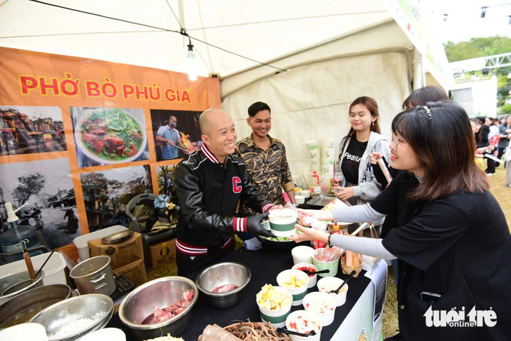 Khách đến Vietnam Phở Festival tại Seoul tăng vọt, các gian hàng gấp rút bổ sung nguyên liệu - Ảnh 12.