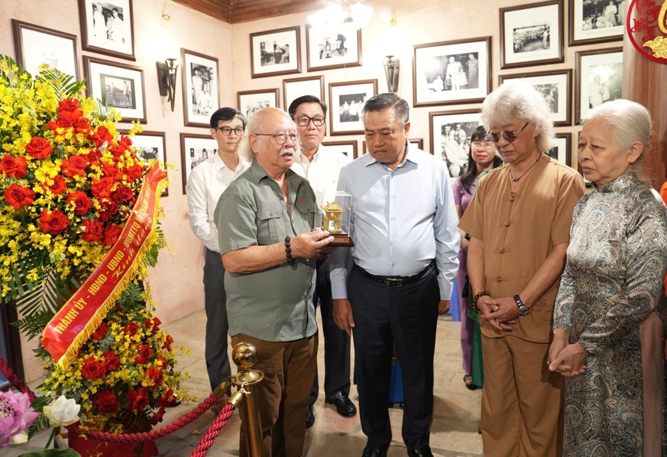 Đoàn đại biểu Thành phố Hà Nội dâng hương, tưởng niệm đồng chí Trần Duy Hưng - Ảnh 1