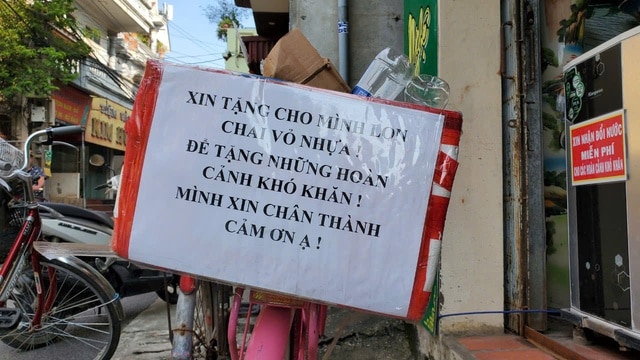 Chiếc thùng đựng ve chai