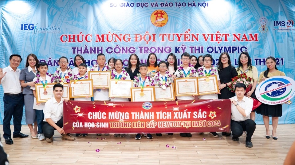 Lãnh đạo và thầy cô Trường Newton chúc mừng đoàn học sinh chiến thắng trở về từ kỳ thi IMSO 2024 