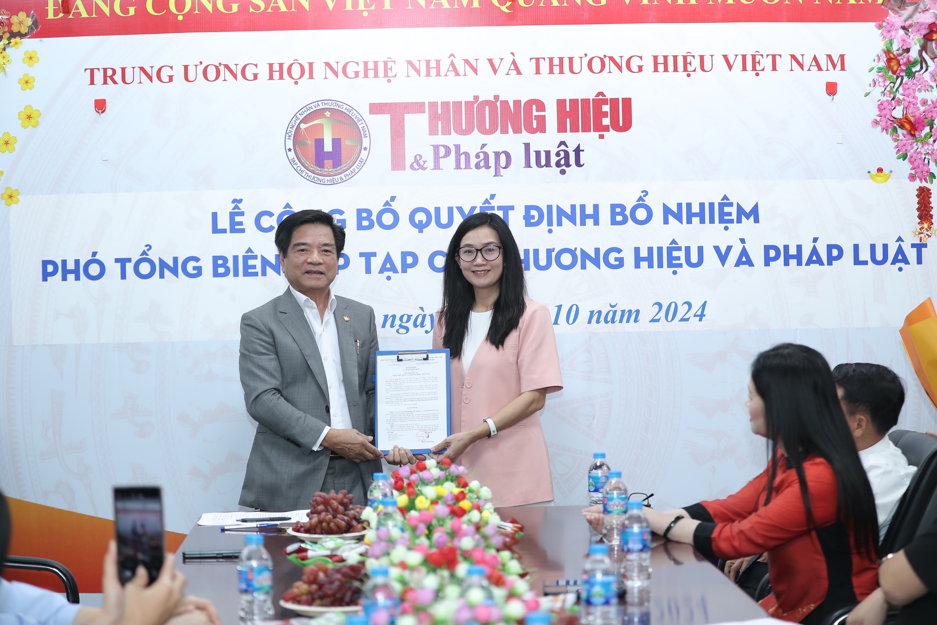 trao quyet dinh bo nhiem nha bao khong thi nhung giu chuc pho tong bien tap tap chi dt thuong hieu va phap luat hinh 2