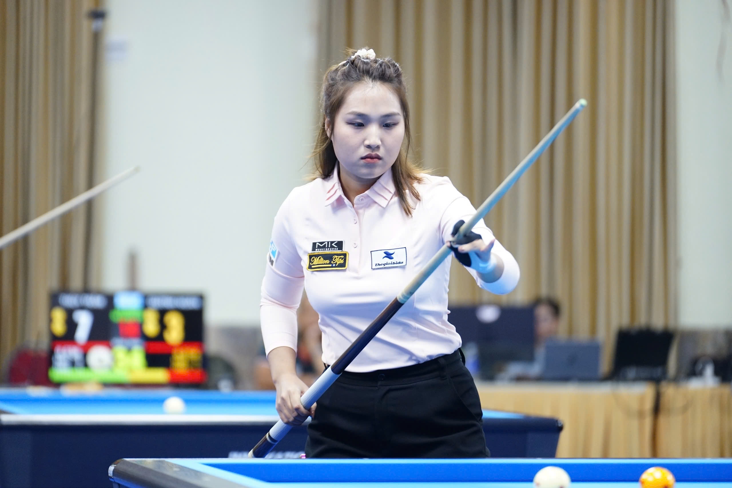 Billiards 3 băng: Nữ cơ thủ 20 tuổi gây ấn tượng mạnh- Ảnh 2.