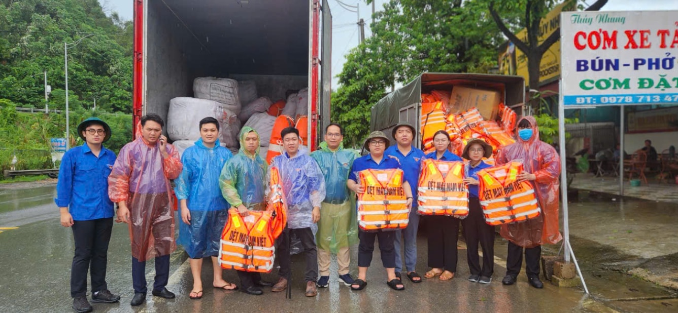 Tuổi trẻ ngành GTVT chung tay giúp học sinh vùng lũ đến trường- Ảnh 6.