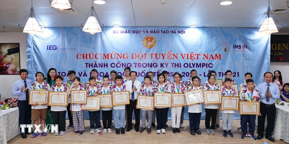 ttxvn_hoc sinh Ha noi doat giai tai IMSO.jpg