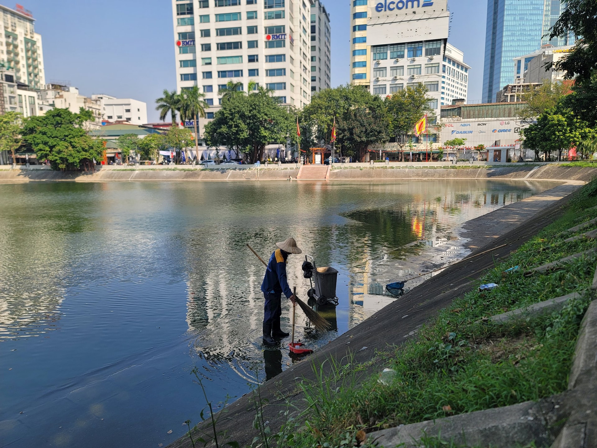 Walking street around Ngoc Khanh lake before opening - Vietnam.vn