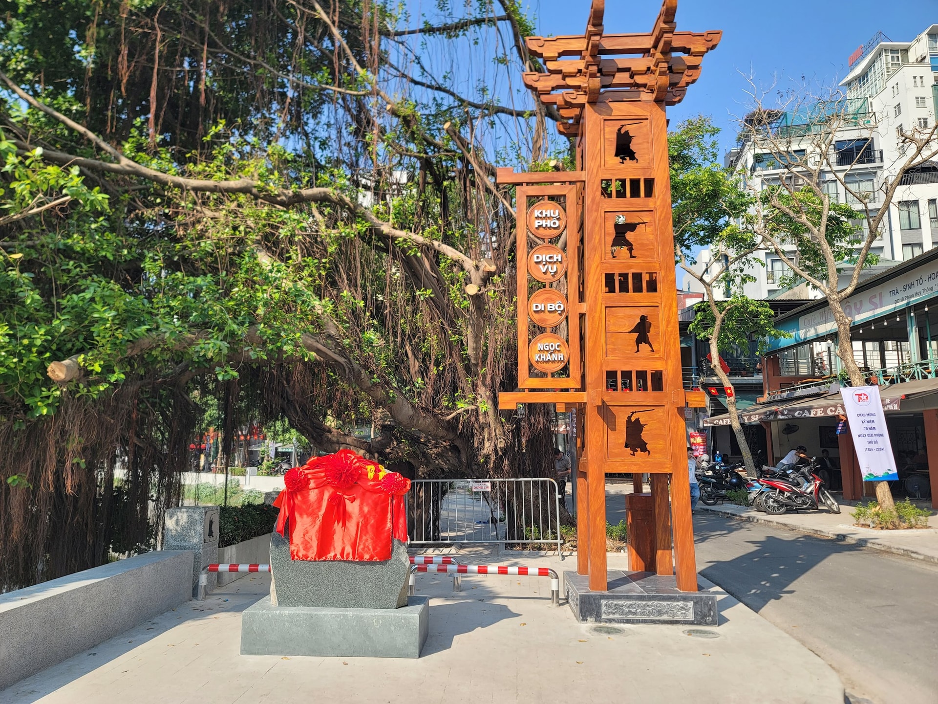 Walking street around Ngoc Khanh lake before opening - Vietnam.vn