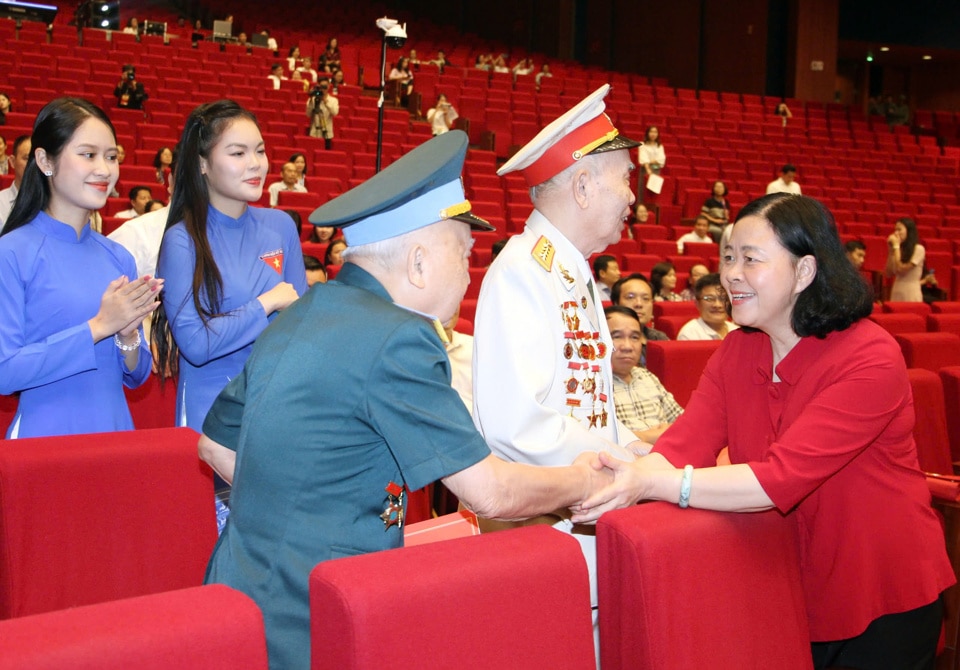 Bí thư Thành ủy Bùi Thị Minh Hoài thăm hỏi, trao đổi với các nhân chứng lịch sử tại buổi tổng duyệt.