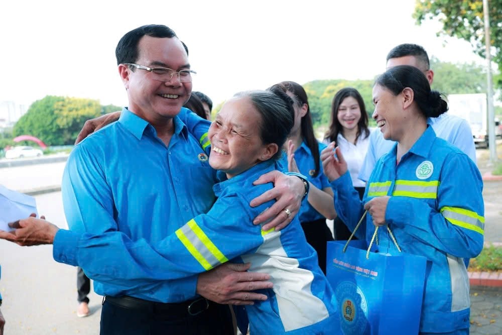 Ông Nguyễn Đình Khang, Ủy viên Trung ương Đảng, Chủ tịch Tổng LĐLĐ Việt Nam thăm, động viên, tặng quà công nhân Công ty TNHH MTV Môi trường đô thị Hà Nội. 