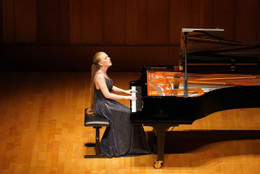 2. Bien qu'elle n'ait que 20 ans, Eva Gevorgyan a remporté de nombreux prix prestigieux et est considérée comme l'une des plus grandes pianistes du monde.jpg