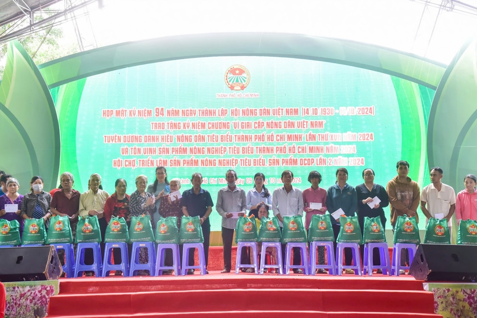 Hội Nông dân TP Hồ Chí Minh trao tặng 50 phần quà cho hộ dân có hoàn cảnh khó khăn tại huyện Bình Chánh.