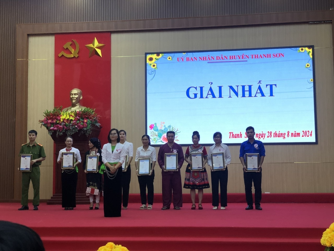 Đội thi Giáp Lai, xã Thạch Khoán đã đạt giải Nhất toàn Đoàn tại Hội thi hiểu pháp luật về lĩnh vực công tác dân tộc trên địa bàn huyện Thanh Sơn năm 2024