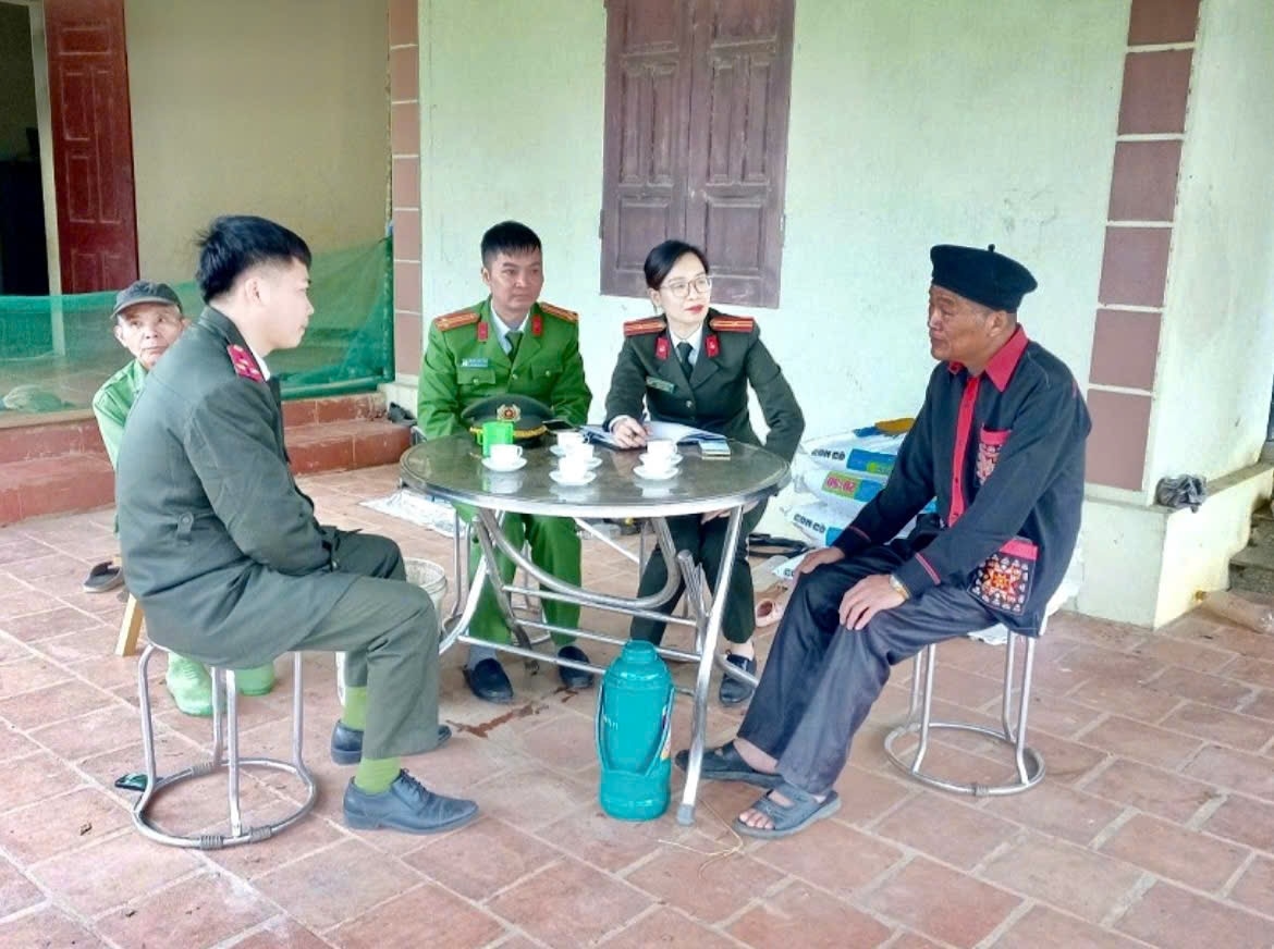 Công an huyện Thanh Sơn trao đổi với Người có uy tín trong phong trào bảo vệ an ninh trật tự cơ sở