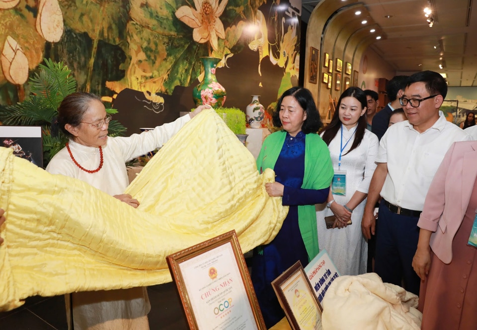 Bí thư Thành ủy Bùi Thị Minh Hoài thăm các gian hàng trưng bày sản phẩm OCOP của Thủ đô tại triển lãm.