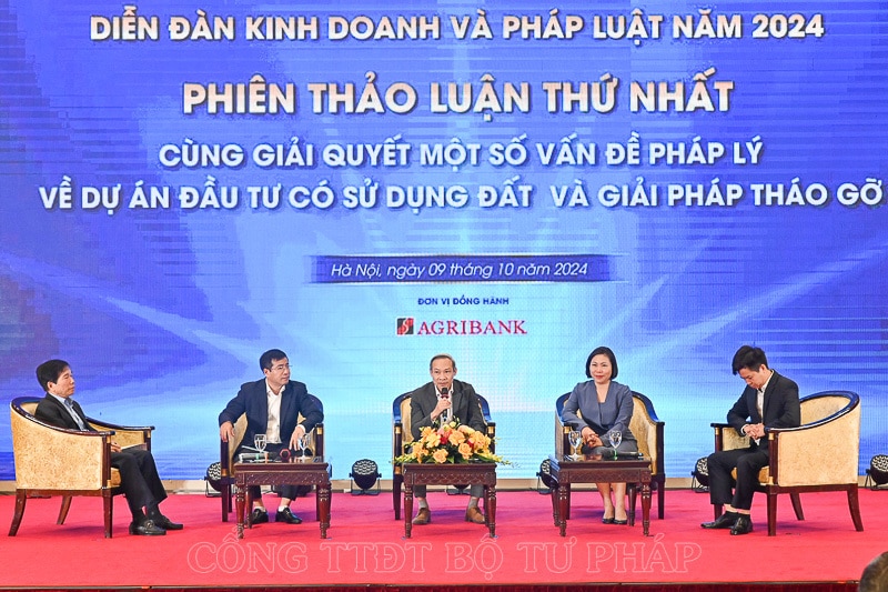 Thảo luận tại Diễn đàn Kinh doanh và Pháp luật. Ảnh: Cổng TTĐT Bộ Tư pháp