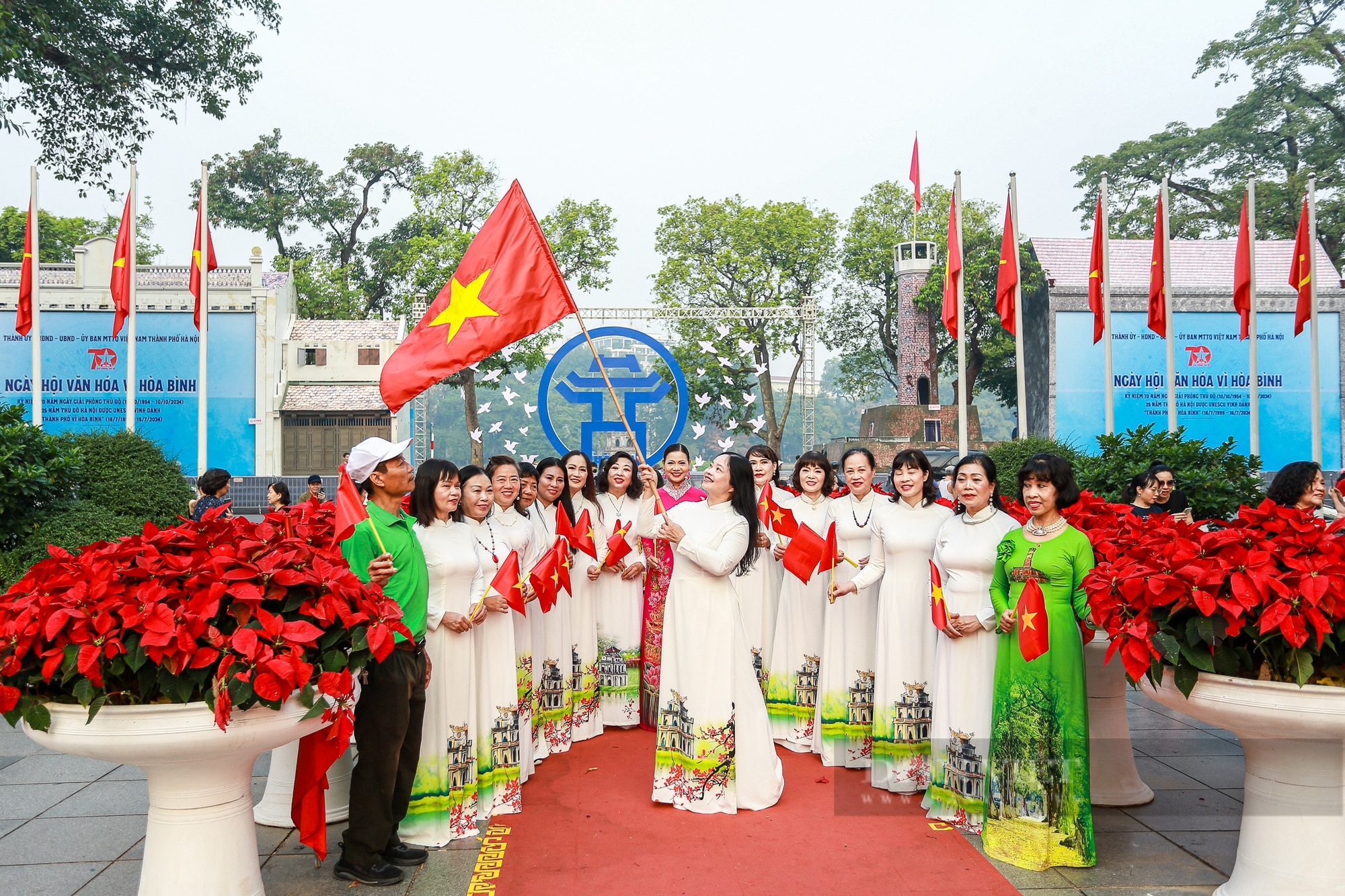 Người dân mặc áo cờ đỏ sao vàng tưng bừng xuống phố mừng kỉ niệm 70 năm ngày Giải phóng Thủ đô - Ảnh 8.