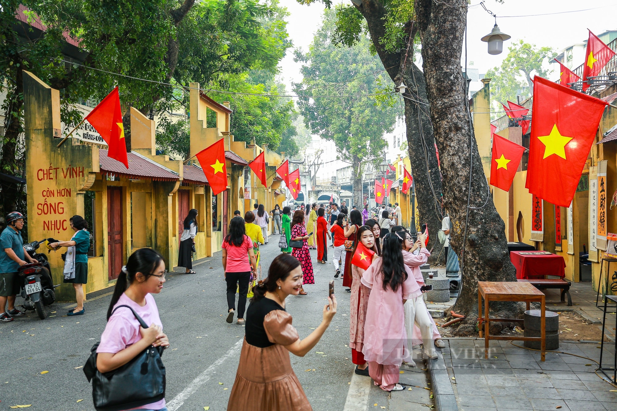 Người dân mặc áo cờ đỏ sao vàng tưng bừng xuống phố mừng kỉ niệm 70 năm ngày Giải phóng Thủ đô - Ảnh 11.