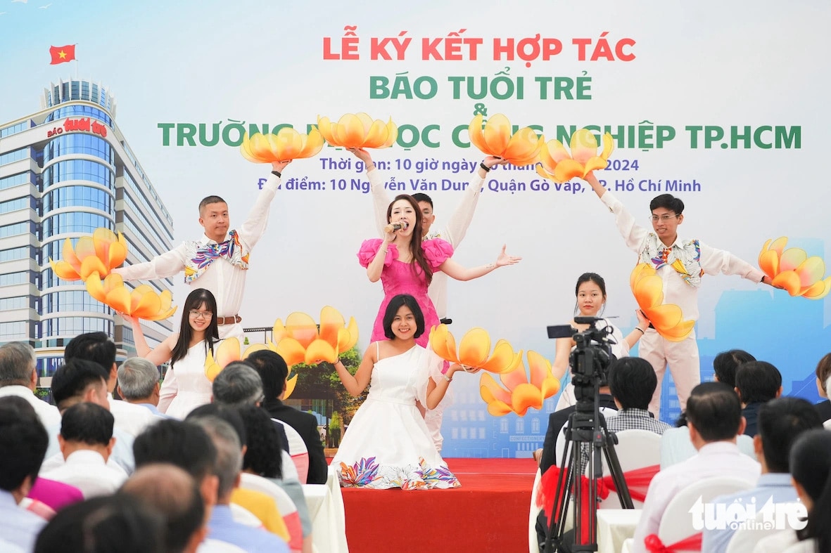 Báo Tuổi Trẻ và Trường đại học Công nghiệp TP.HCM ký kết hợp tác - Ảnh 4.