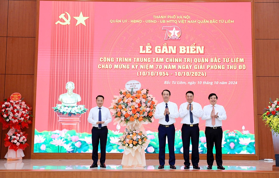 Lãnh đạo quận Bắc Từ Liêm tặng hoa chúc mừng Trung tâm bồi dưỡng chính trị quận.