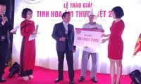 Đầu bếp Nguyễn Phương Nam nhận giải quán quân cuộc thi “Tôn vinh Ẩm thực Việt”.