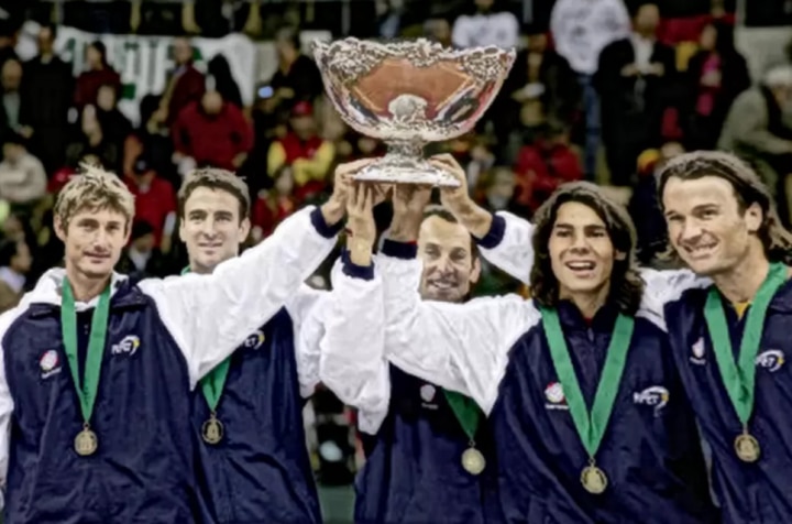 Tháng 12/2004, Nadal trở thành tay vợt trẻ tuổi nhất vô địch Davis Cup. Năm đó Nadal mới 18 tuổi. Sau chiến tích năm 2004 cùng đội tuyển Tây Ban Nha, Nadal đã vô địch Davis Cup thêm 4 lần.