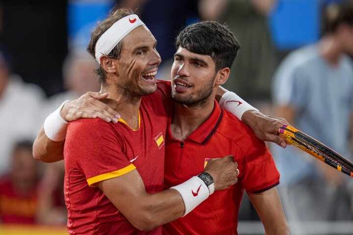 Hè 2024, Nadal chơi trận cuối cùng tại Thế vận hội Olympic. Nadal và Alcaraz nhận thất bại 2-6 và 4-6 trước Austin Krajicek và Rajeev Ram ở tứ kết đôi nam, trắng tay rời giải. Hình ảnh cặp đôi khoác vai nhau khiến nhiều người hâm mộ xúc động, bởi Alcaraz vẫn được ví như truyền nhân của Nadal.