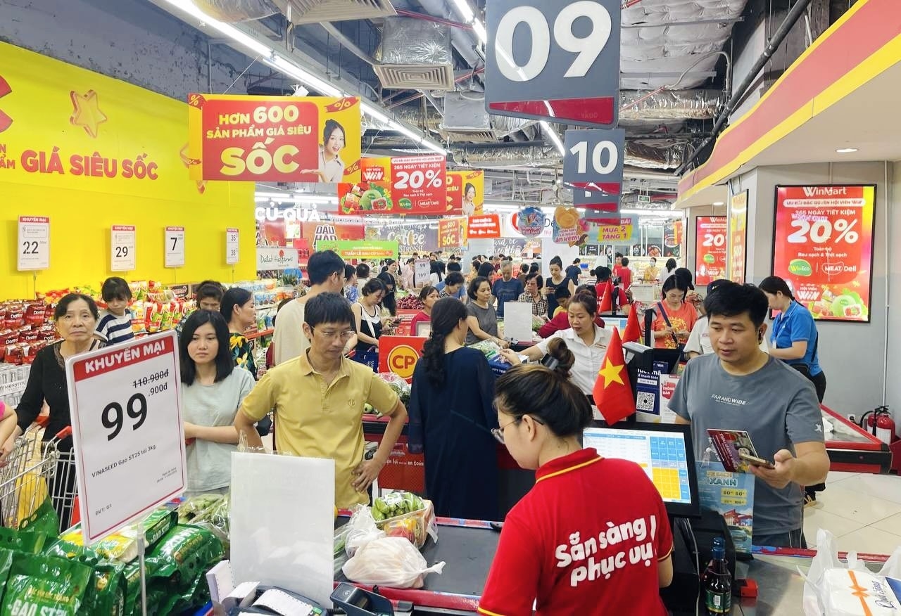 Khách hàng mua sắm tại WinMart Royal City sáng ngày 7-9