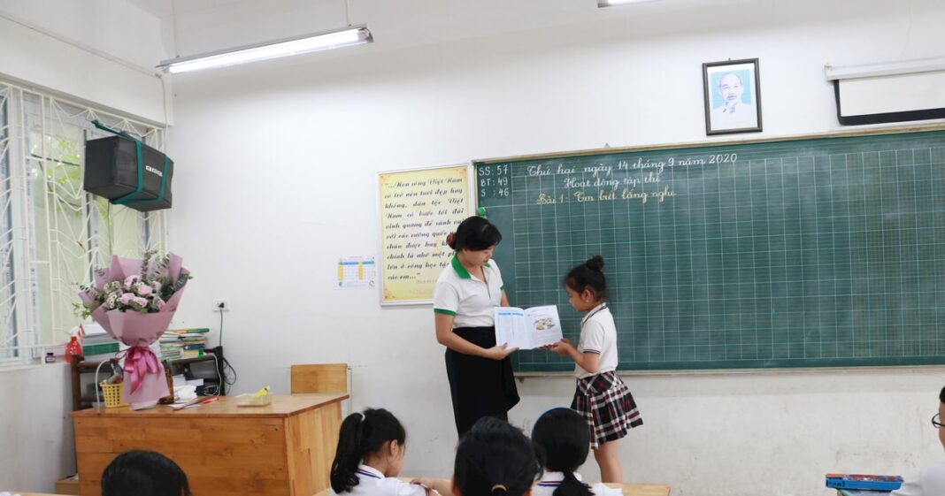 Nhiều ý kiến trái chiều về đề xuất miễn học phí cho con giáo viên