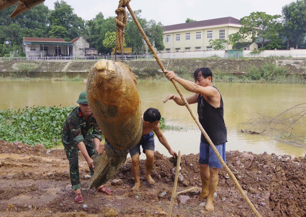 Trục vớt, hủy nổ quả bom cạnh mép sông ở Hà Tĩnh ảnh 4