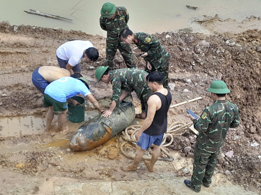 Trục vớt, hủy nổ quả bom cạnh mép sông ở Hà Tĩnh ảnh 6