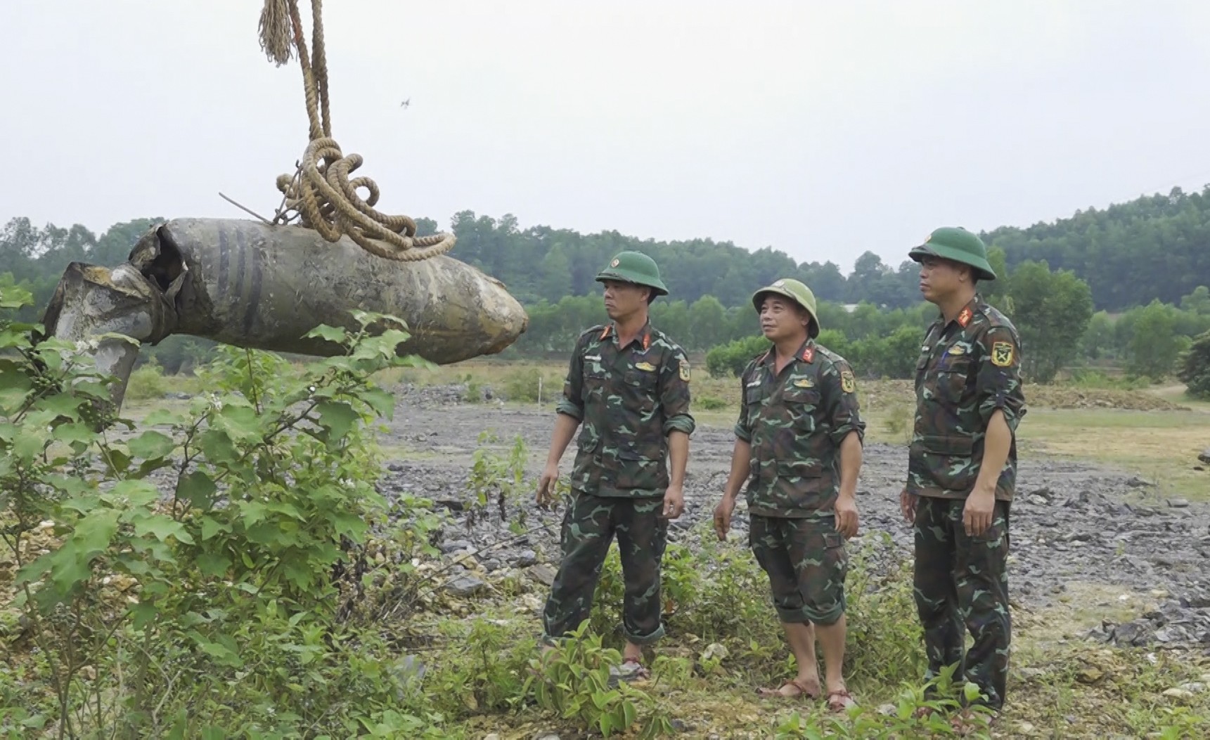 Trục vớt, hủy nổ quả bom cạnh mép sông ở Hà Tĩnh ảnh 7