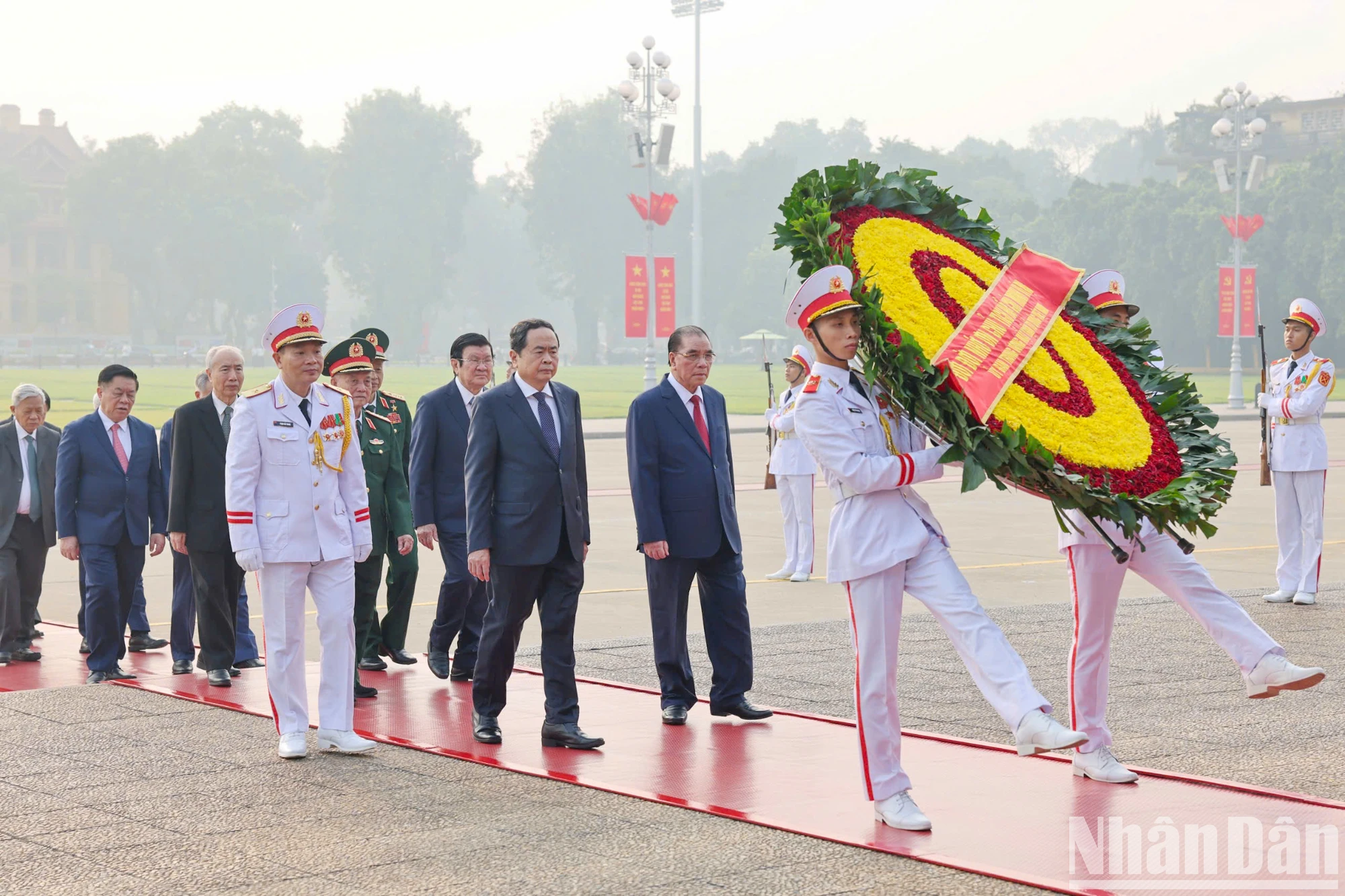 [Ảnh] Lãnh đạo Đảng, Nhà nước vào Lăng viếng Chủ tịch Hồ Chí Minh và tưởng niệm các Anh hùng, liệt sĩ nhân kỷ niệm 70 năm Ngày Giải phóng Thủ đô ảnh 2