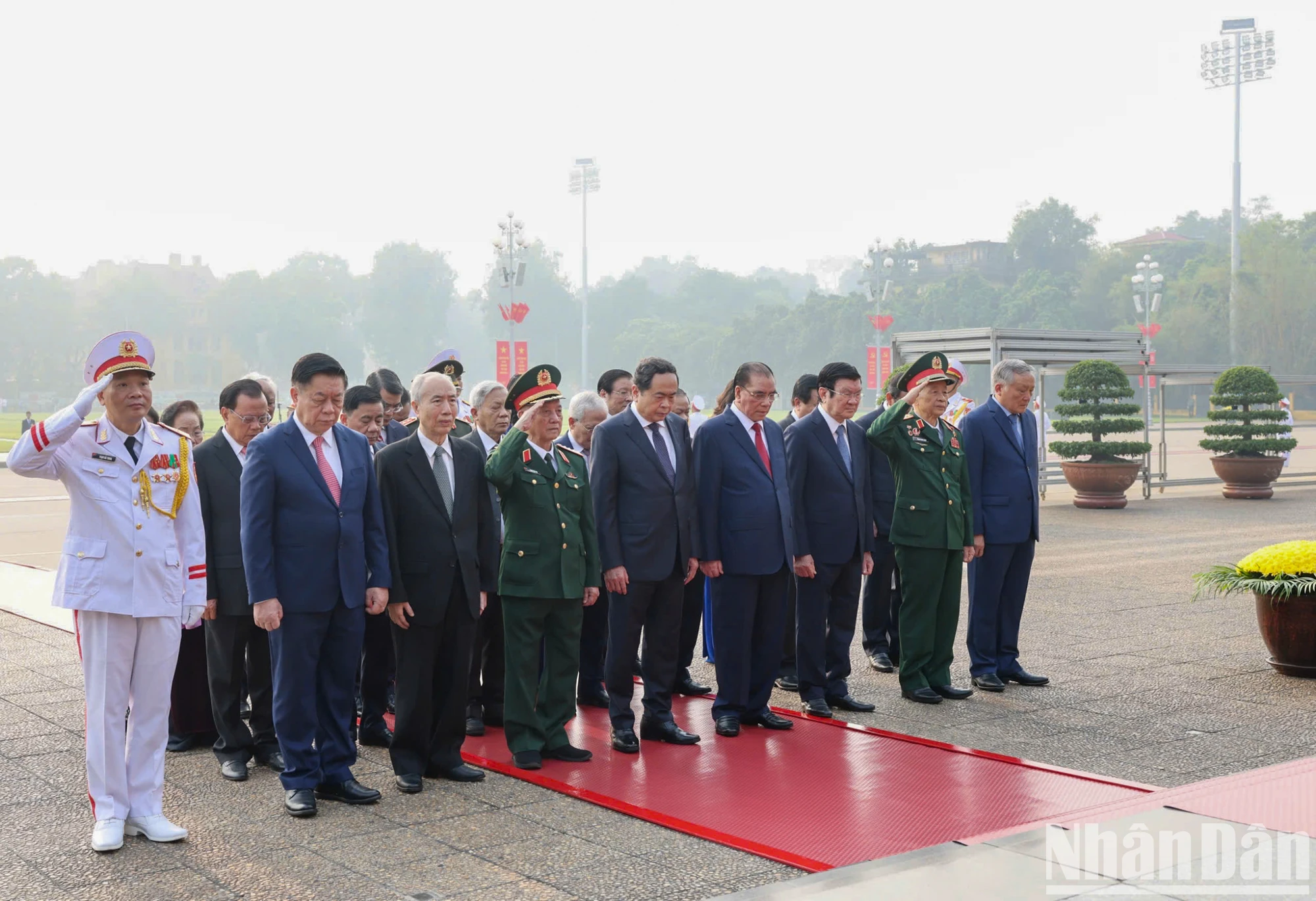 [Ảnh] Lãnh đạo Đảng, Nhà nước vào Lăng viếng Chủ tịch Hồ Chí Minh và tưởng niệm các Anh hùng, liệt sĩ nhân kỷ niệm 70 năm Ngày Giải phóng Thủ đô ảnh 3