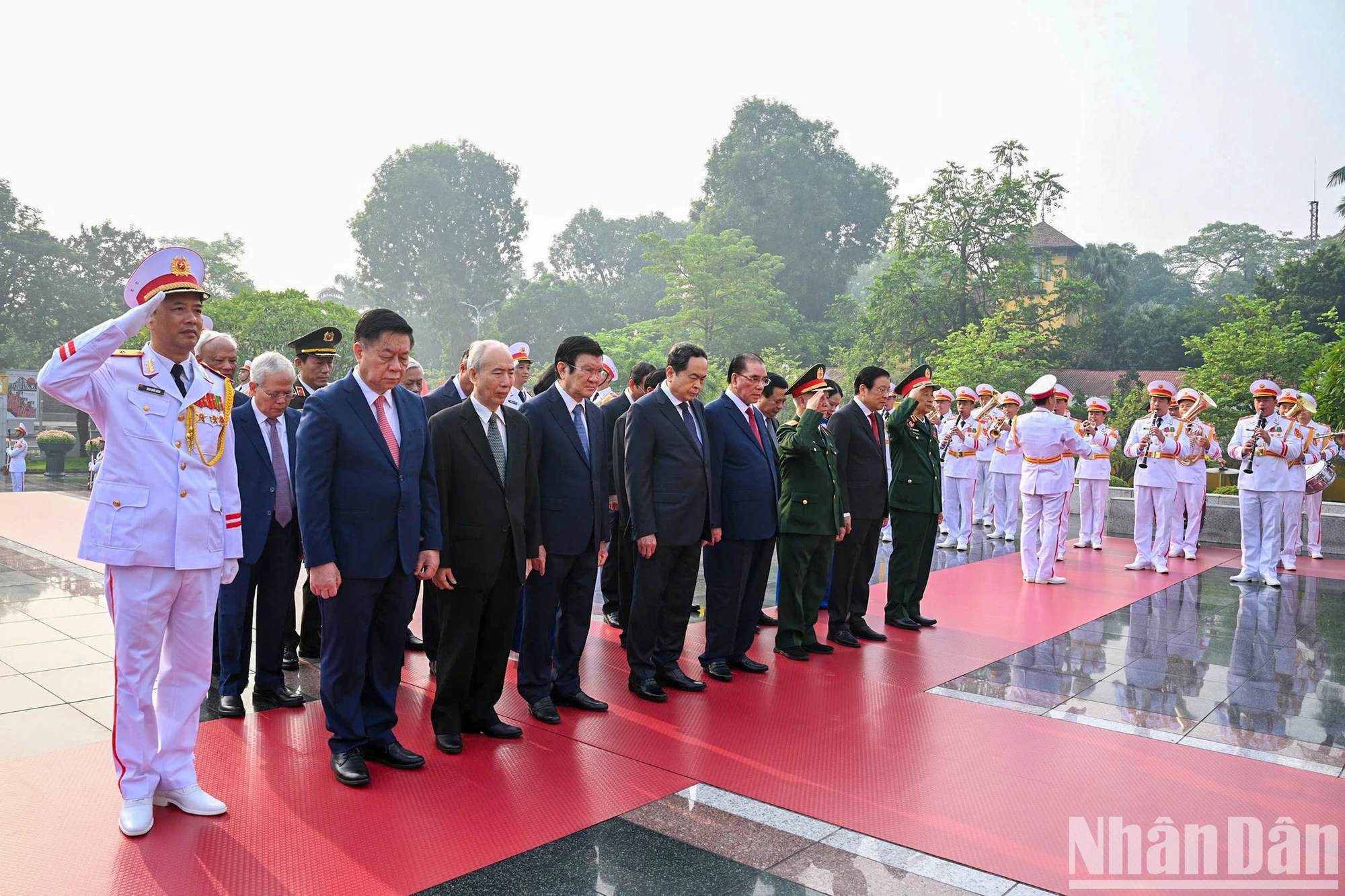 [Ảnh] Lãnh đạo Đảng, Nhà nước vào Lăng viếng Chủ tịch Hồ Chí Minh và tưởng niệm các Anh hùng, liệt sĩ nhân kỷ niệm 70 năm Ngày Giải phóng Thủ đô ảnh 6