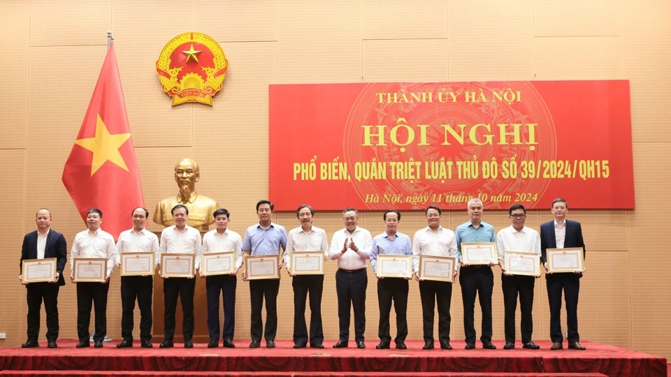 Lãnh đạo TP Hà Nội trao tặng Bằng khen cho các tập thể, cá nhân có thành tích xuất sắc trong công tác xây dựng, ban hành Luật Thủ đô năm 2024