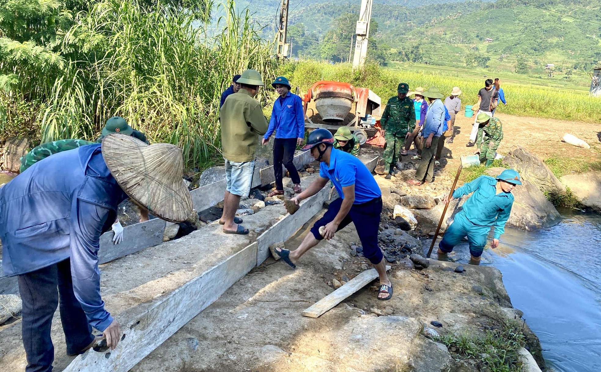 Thanh niên đổ bê tông làm cầu tràn vượt lũ cho học sinh đến trường ảnh 5