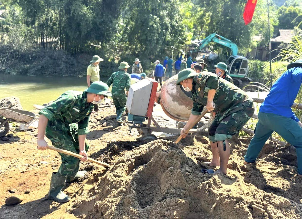 Thanh niên đổ bê tông làm cầu tràn vượt lũ cho học sinh đến trường ảnh 7