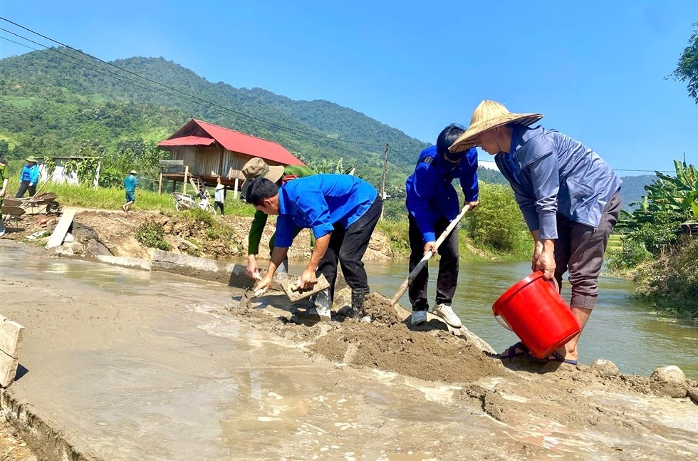 Thanh niên đổ bê tông làm cầu tràn vượt lũ cho học sinh đến trường ảnh 10