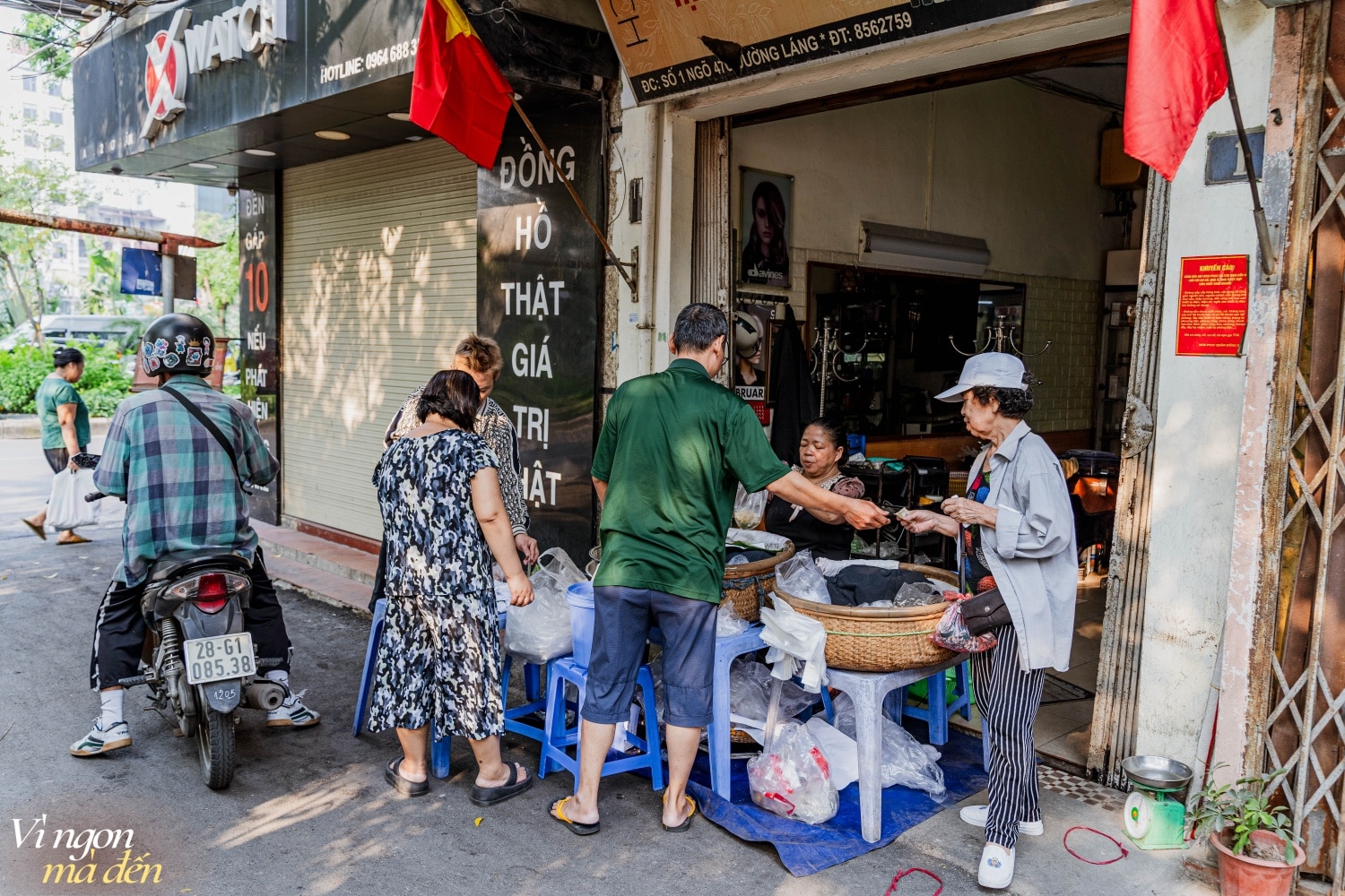 Ghé sạp xôi buổi sáng mùa thu Hà Nội giữa phố xá nhộn nhịp, nghe tâm sự chuyện người dân Phú Thượng bán xôi có thực sự giàu? - Ảnh 2.