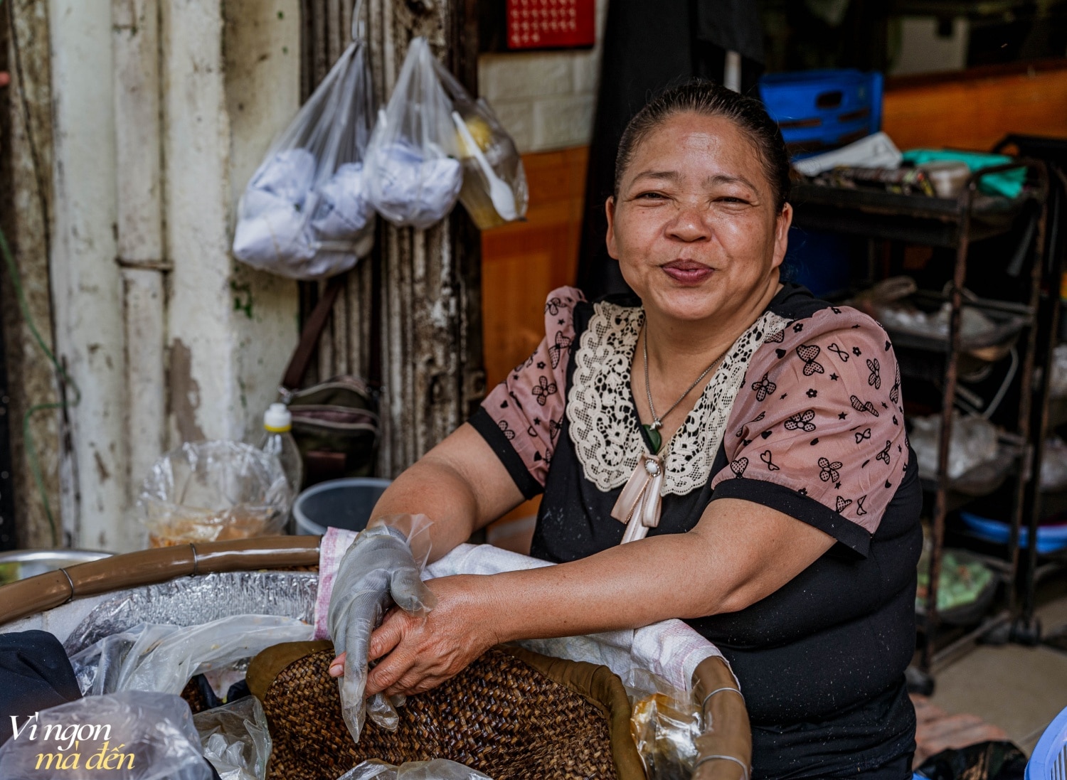 Ghé sạp xôi buổi sáng mùa thu Hà Nội giữa phố xá nhộn nhịp, nghe tâm sự chuyện người dân Phú Thượng bán xôi có thực sự giàu? - Ảnh 8.