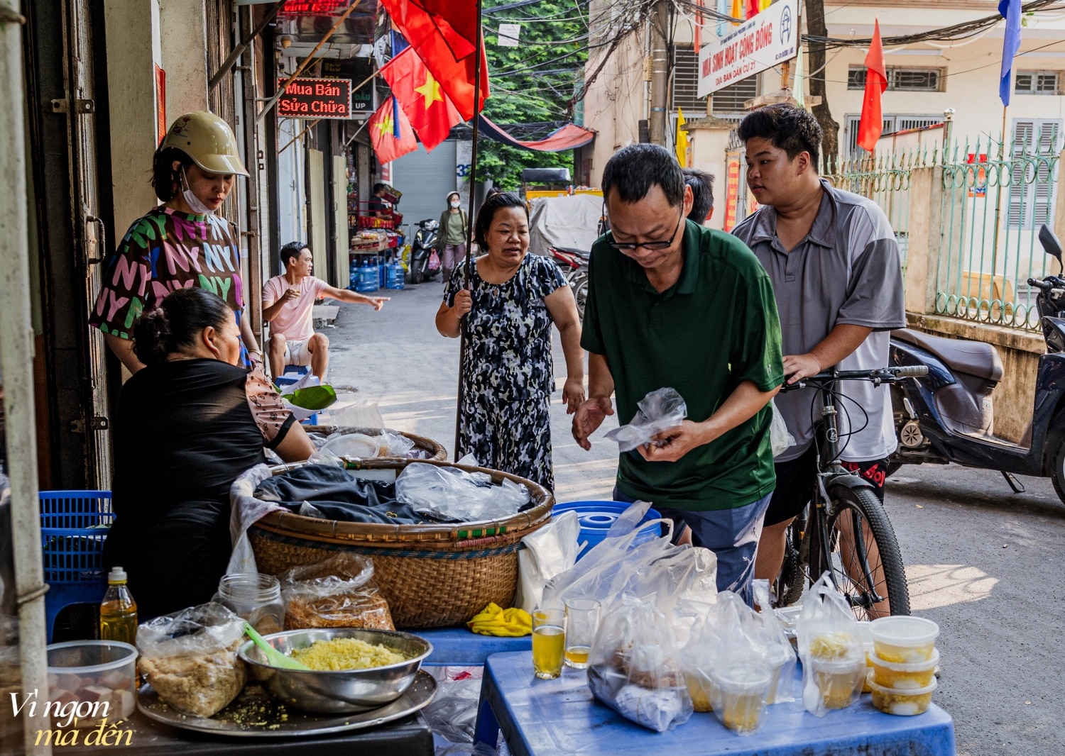 Ghé sạp xôi buổi sáng mùa thu Hà Nội giữa phố xá nhộn nhịp, nghe tâm sự chuyện người dân Phú Thượng bán xôi có thực sự giàu? - Ảnh 16.