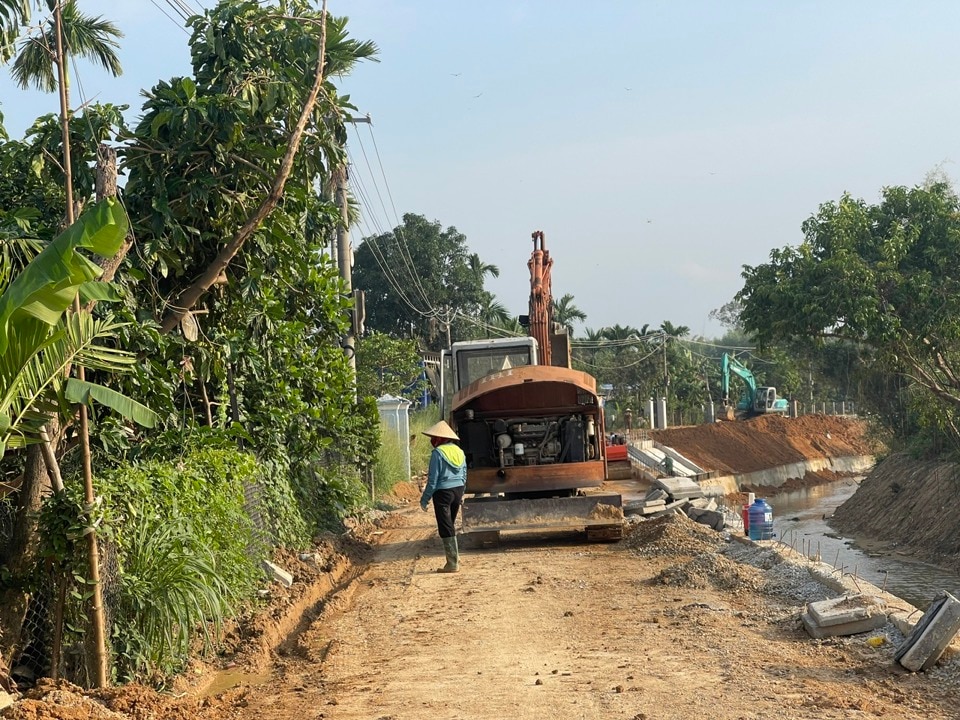 Chiều dài kè gần 800m nhưng lòng sông hẹp, khối lượng thanh thải, nạo vét lớn cộng với đường dân sinh nhỏ gây khó khăn cho việc huy động phương tiện... là một số bất lợi gặp phải khi thực hiện dự án.