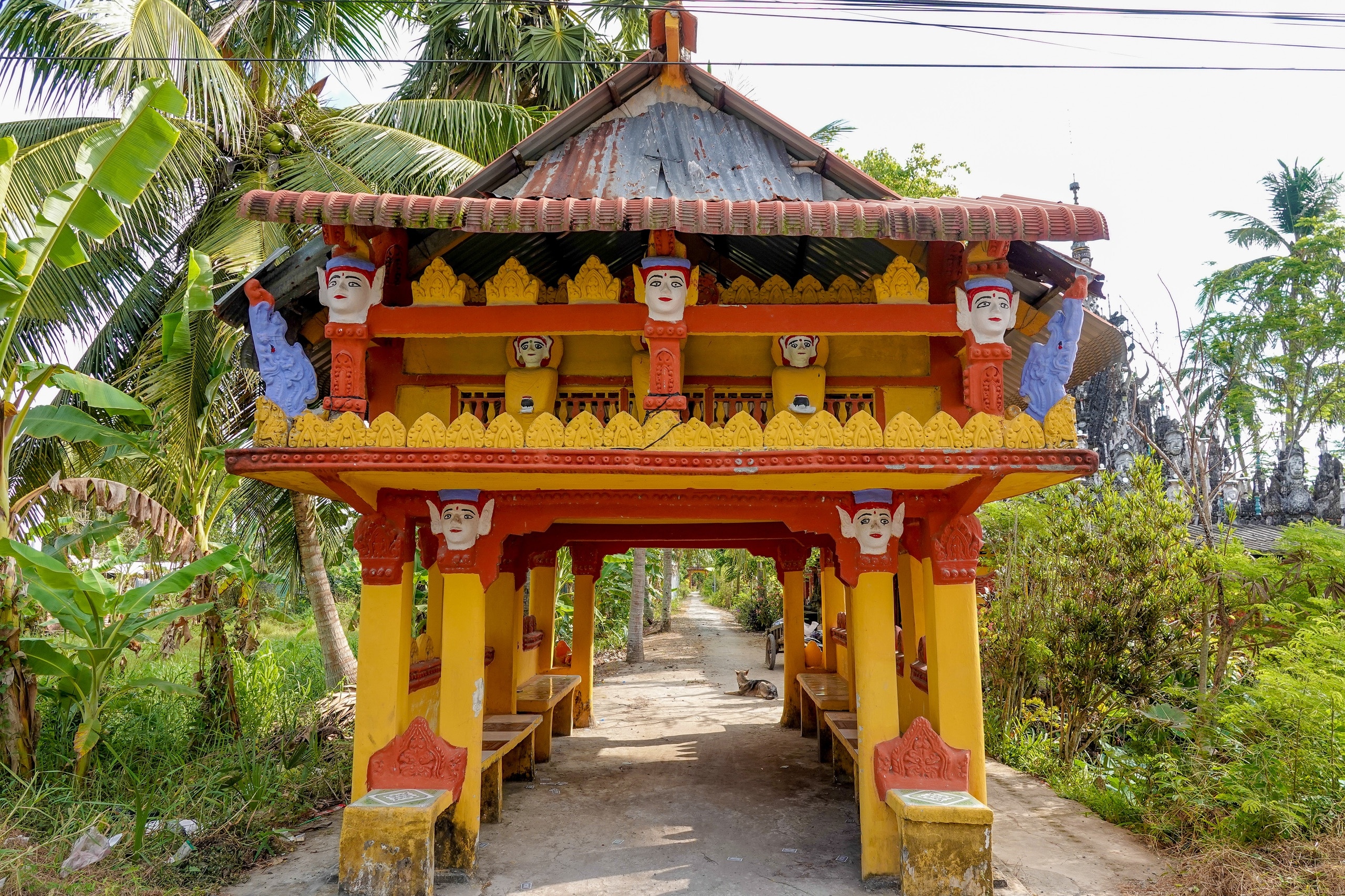 Những ngôi nhà độc nhất miền Tây: Nhà tháp được cụ ông gầy dựng hơn 20 năm- Ảnh 2.