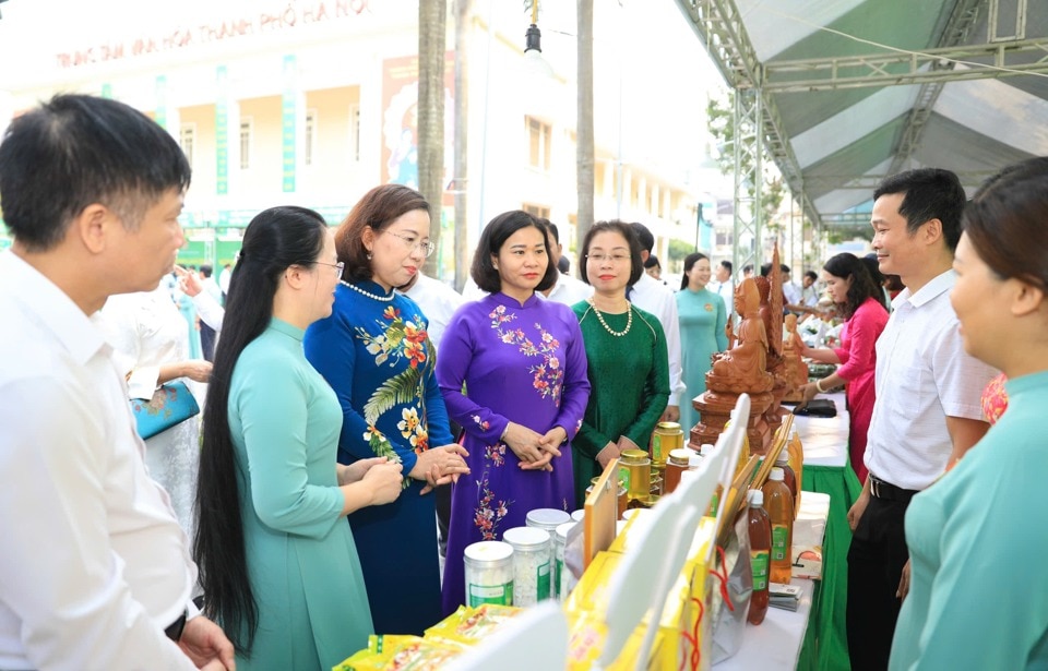 Các đại biểu lãnh đạo Hội Nông dân Việt Nam và TP Hà Nội tham quan gian hàng giới thiệu sản phẩm của Hội Nông dân TP. Ảnh: Phạm Hùng