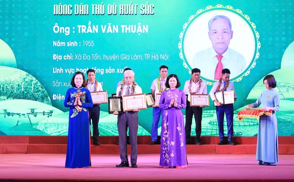 Phó Chủ tịch Hội Nông dân Việt Nam Bùi Thị Thơm và Phó Bí thư Thường trực Thành ủy Hà Nội Nguyễn Thị Tuyến trao danh hiệu cho các nông dân. Ảnh: Phạm Hùng