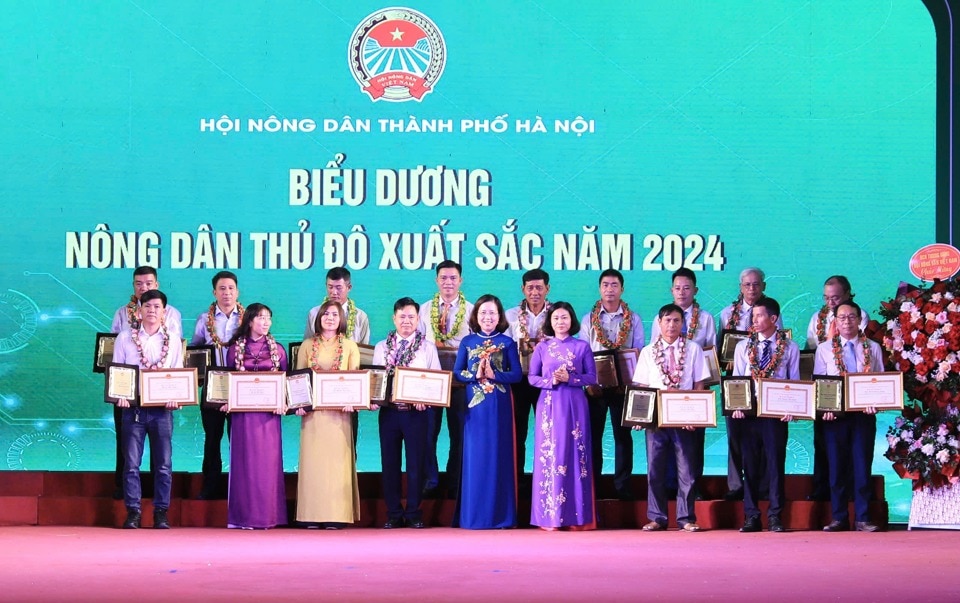 Phó Chủ tịch Hội Nông dân Việt Nam Bùi Thị Thơm và Phó Bí thư Thường trực Thành ủy Hà Nội Nguyễn Thị Tuyến trao danh hiệu cho các nông dân. Ảnh: Phạm Hùng