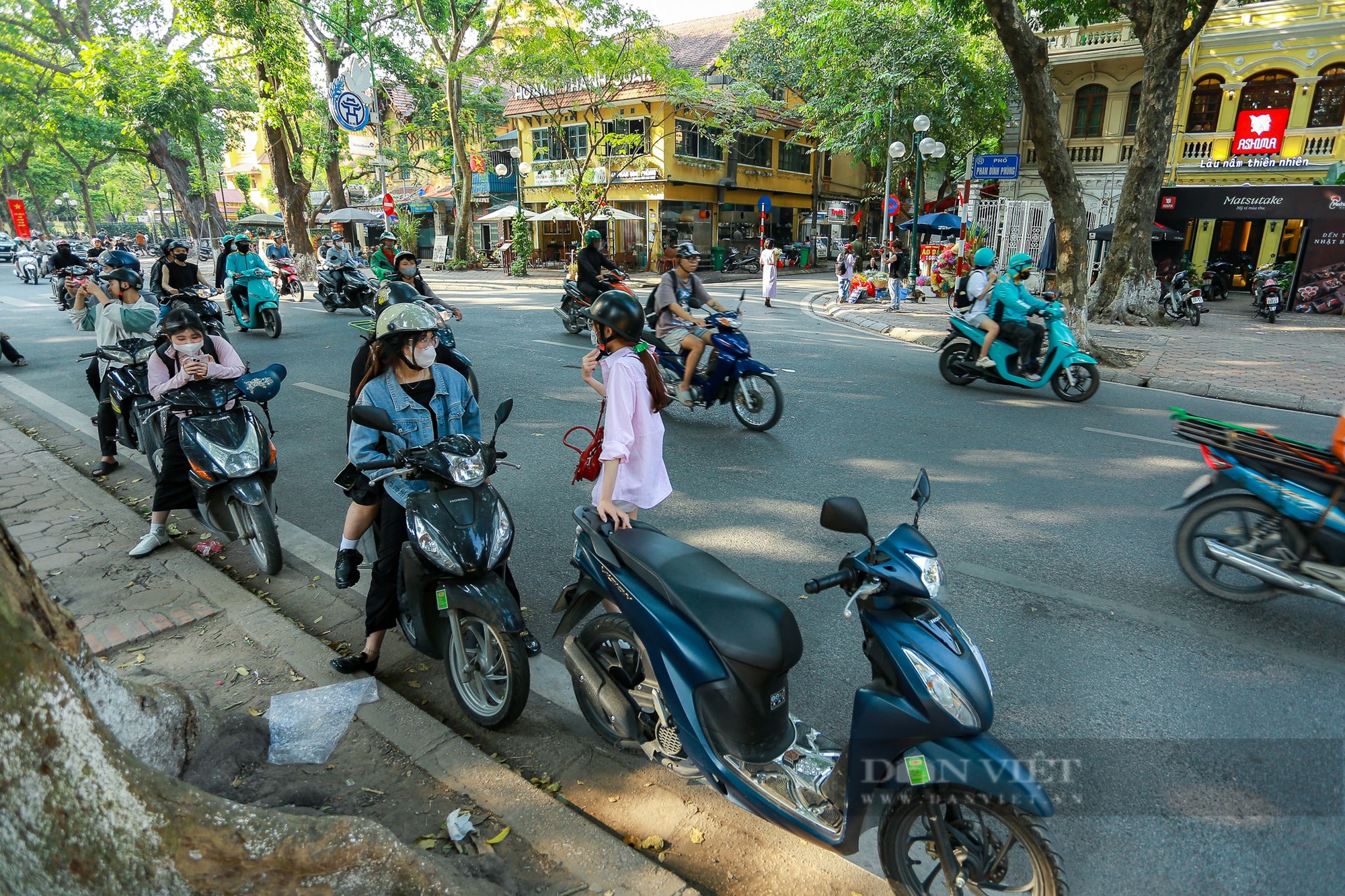 Bất chấp nguy hiểm, nhiều người dân tràn xuống lòng đường Phan Đình Phùng để chụp ảnh - Ảnh 13.