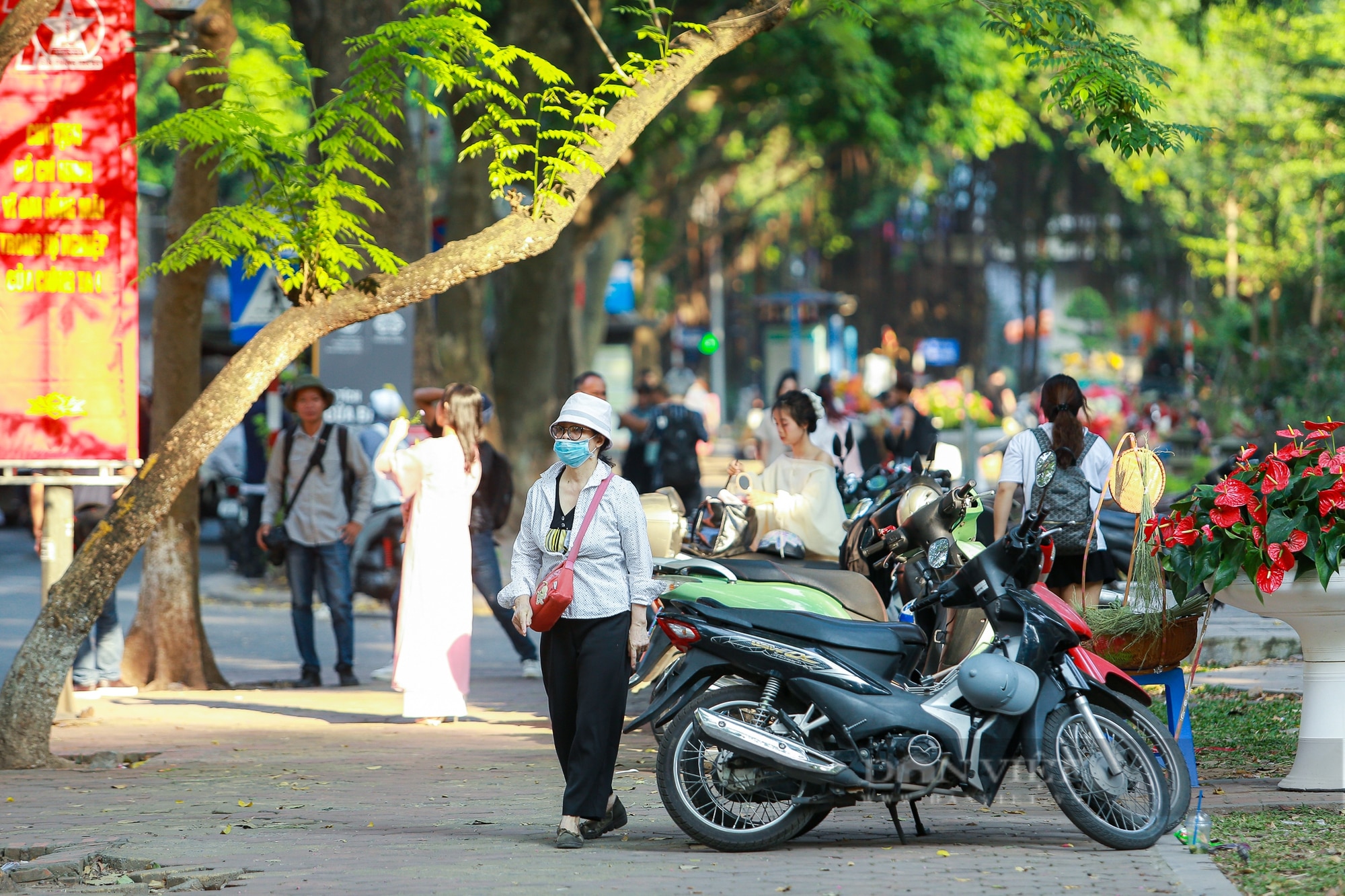 Bất chấp nguy hiểm, nhiều người dân tràn xuống lòng đường Phan Đình Phùng để chụp ảnh - Ảnh 14.